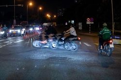 Vượt đèn đỏ, xe máy gây tai nạn giữa giao lộ rồi bỏ chạy
