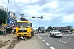 Tai nạn giao thông 11/8: Xe tải tông loạt xe máy đang dừng đèn đỏ, 3 người bị thương