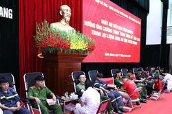 Công an tỉnh Tuyên Quang chung tay cùng 'Hành trình đỏ'