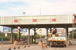 Bắt đầu tháo dỡ trạm thu phí cầu Đồng Nai