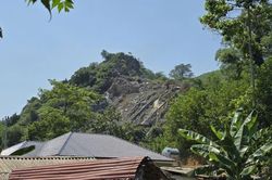 Người dân sống bất an gần mỏ khai thác đá