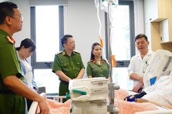 Thăm hỏi, động viên cán bộ Cảnh sát bị thương khi làm nhiệm vụ