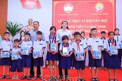 Tiếp sức học sinh, sinh viên vượt khó đến trường