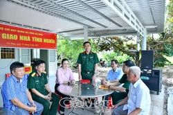 Bàn giao nhà tình nghĩa cho thân nhân người có công