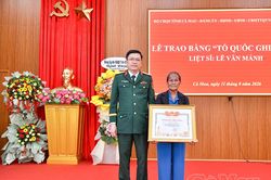 Trao Bằng 'Tổ quốc ghi công' đến thân nhân liệt sĩ Lê Văn Mảnh