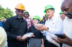 Đoàn công tác cấp cao Uganda tìm hiểu sản phẩm phân bón tại Bình Điền Ninh Bình