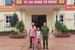 Bé gái 9 tuổi hoang mang đạp xe lúc 3h sáng, may mắn được công an phát hiện