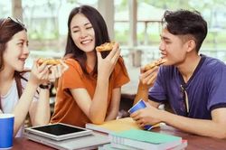 Ăn vặt mỗi ngày, cơ thể có thể 'trả giá': Bác sĩ cảnh báo điều nhiều người bỏ qua