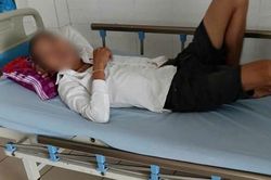 Người mẹ bán vé số nuôi con bệnh tâm thần, được công an giúp đỡ