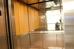 Vì sao thang máy lại lắp nhiều gương đến vậy?