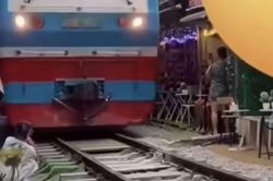 Nhân chứng kể lại khoảnh khắc cô gái ngồi cà phê đường tàu bị va chạm, hất văng điện thoại