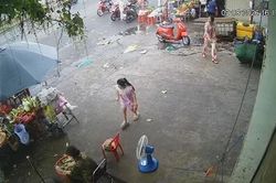 Bắt 'nóng' thanh niên cướp giật dây chuyền rồi đưa cho bạn gái bán lấy tiền trả nợ