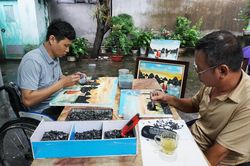 Những nghệ sĩ ngồi xe lăn ghép lại cuộc đời từ vụn than