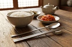 Vì sao người Hàn Quốc thích dùng đũa kim loại dù rất khó gắp?