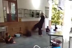G&atilde; đ&agrave;n &ocirc;ng mặc &aacute;o n&acirc;u sồng đ&aacute;nh b&eacute; trai t&agrave;n bạo như thời trung cổ