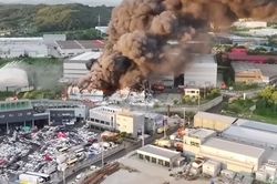 Video cháy kho chứa 1,9 triệu tấn hóa chất ở Hàn Quốc, khói lửa cuồn cuộn
