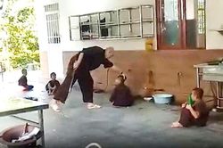 Công an làm việc với gã đàn ông mặc áo nâu sồng đánh bé trai tàn bạo