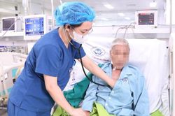 Nam bệnh nhân 69 tuổi ngừng tim 15 lần, được cứu sống bằng kỹ thuật đặc biệt