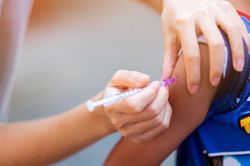 Tổng thống Trump k&yacute; sắc lệnh thu hẹp khuyến nghị vaccine trẻ em tại Mỹ