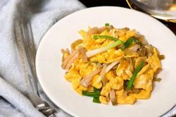 Vẫn là trứng chiên nhưng tôi cải tiến và thêm nguyên liệu này vào mà khiến cả nhà khen ngon nức nở