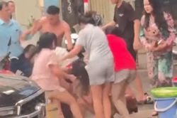 Hà Nội: Nhóm nam nữ 'hỗn chiến' trên vỉa hè phố Quang Trung, công an khẩn trương xác minh
