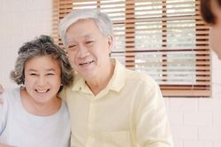Cha mẹ già bỗng ngủ nhiều, nói chuyện khác thường, vui vẻ bất ngờ: Con cái hãy về nhà nhiều hơn
