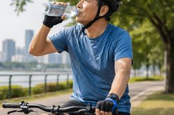 Sau tuổi 50, mất nước khi tập thể dục làm tăng acid uric ở người bệnh gout?