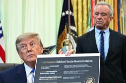 Tổng thống Trump ký sắc lệnh thay đổi lịch tiêm vaccine trẻ em, chuyên gia lên tiếng