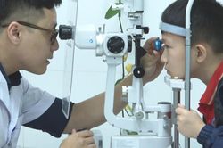 Vì sao cha mẹ nên đưa trẻ đi khám mắt trước khi vào lớp 1