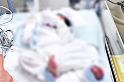 Bé trai 3 ngày tuổi sốt cao, mê man, kịp đến viện sau lời cầu cứu CSGT của bố mẹ