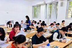 Sư phạm vững ngôi đầu, điểm chuẩn cao chót vót 29 điểm
