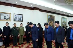 Trung ương Đo&agrave;n TNCS Hồ Ch&iacute; Minh viếng Chủ tịch Quốc hội L&agrave;o Xaysomphone Phomvihane