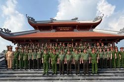 Đoàn đại biểu Công an Hà Nội dâng hương tưởng niệm Anh hùng liệt sỹ Bùi Thị Cúc