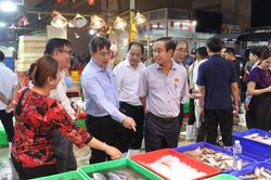 Siết hàng giả từ thị trường truyền thống đến không gian mạng
