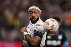 Depay nổi giận vì bị Corinthians 'lật kèo'