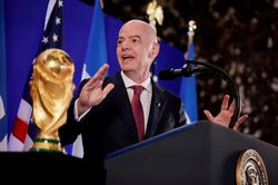 Đối thủ của ông Infantino tính đường đi mới cho bóng đá thế giới
