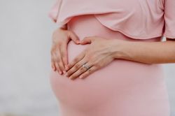 Thai nhi 'khiêm tốn' cân nặng, mẹ bầu chớ hoảng loạn