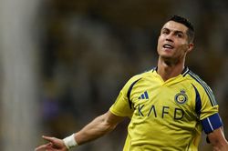 Ronaldo gửi lời chia buồn xúc động tới Messi