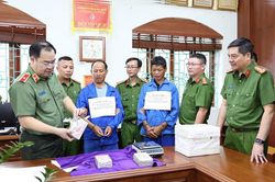 Công an Lai Châu bắt 2 đối tượng, thu 8 bánh heroin