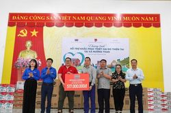 Đoàn Thanh niên Chính phủ thăm, tặng quà người dân vùng lũ Lai Châu