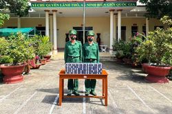 An Giang: Đồn Biên phòng Lạc Quới thu giữ 500 bao thuốc lá 555