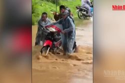 [Video] Người dân vùng biên mong có cầu vượt lũ