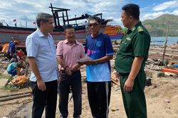 Đắk Lắk kịp thời động viên, hỗ trợ ngư dân có tàu bị cháy
