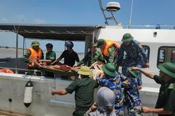Bộ đội Biên phòng Ninh Bình kịp thời cứu nạn ngư dân bị tai nạn lao động nghiêm trọng trên biển