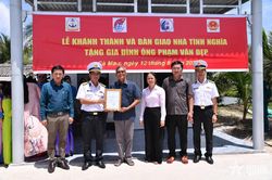 Quân chủng Hải quân khánh thành, bàn giao Nhà tình nghĩa tại tỉnh Cà Mau