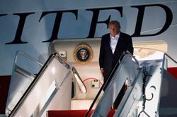 Tổng thống Mỹ Donald Trump hé lộ nguyên nhân đổi máy bay rời hội nghị NATO