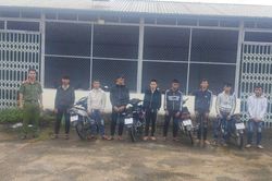 Xử lý nhóm trai làng bốc đầu mô-tô