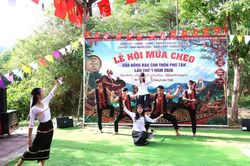 Tái sinh lễ hội múa cheo của đồng bào Co