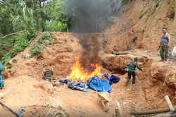 Truy quét bãi vàng trái phép giữa rừng Phước Chánh