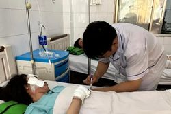 Hai cháu bé bỏng nặng trong vụ cháy xe tiếp tục ghép da